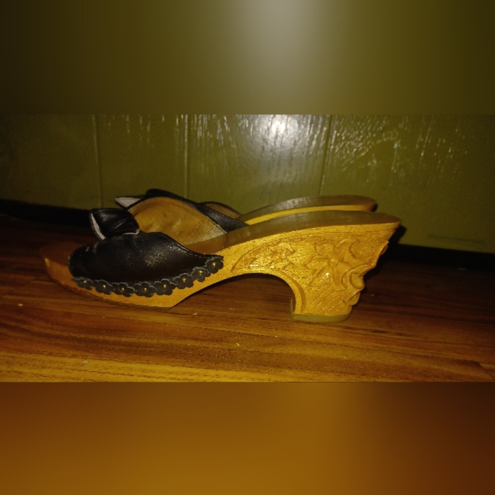 Y2K Lucky Lou orchid souvenir mules